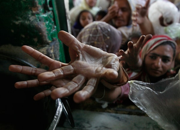 13. Женщины составляют 70% людей, находящихся за чертой бедности, а таких на сегодняшний день 1,2 миллиарда.