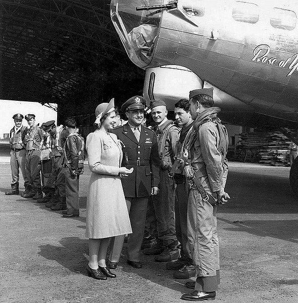 20. Kraliçe Elizabeth, prenses olduğu sıralarda İngiltere'deki bir Amerikan hava üssünü ziyaret ederken, 1944.