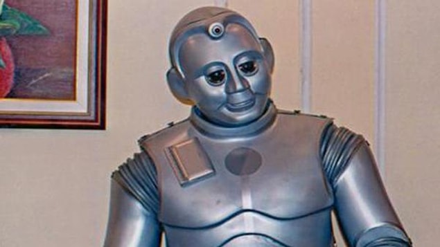 Babür, aslen Japonyalı olmasına rağmen devrelerinden geçen Türk yağı ve elektriği sayesinde içimizden biri olmuş bir robottur.