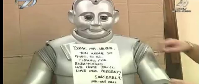 A4 kağıda İngilizce yazdıkları notta, Sever ailesine teşekkür ederler. Ve bu notu da robotumuz Babür'ün üzerine yapıştırırlar.