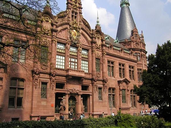 10. Şehir, 1386'de kurulmuş Almanya'nın en eski, Avrupa'nın da en eskilerinden biri olan Heidelberg Üniversitesi'ne ev sahipliği yapmaktadır.