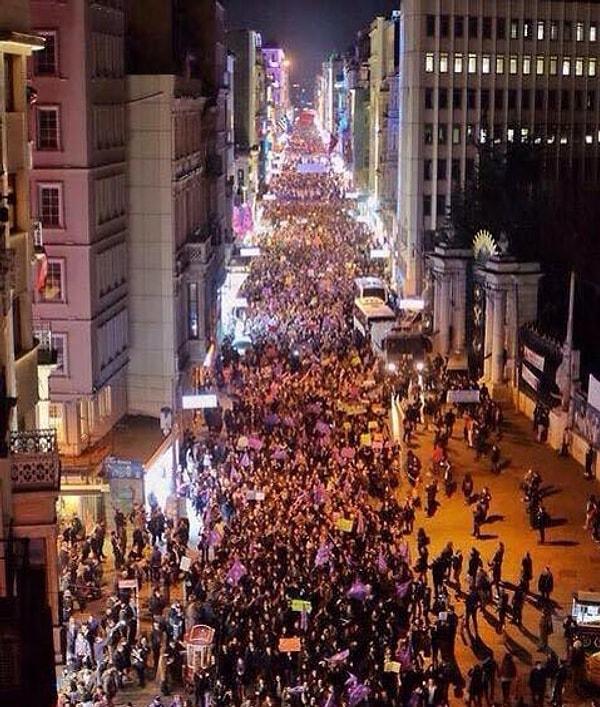 8 Mart "Feminist Gece Yürüyüşü" için İstanbul, Taksim'de on binlerce kadın İstiklal Caddesi'ni doldurdu.
