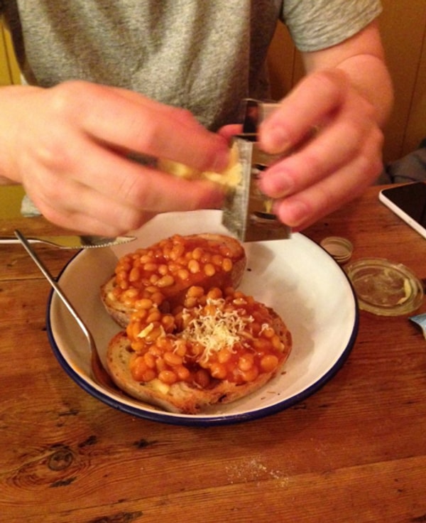 1. Этот бутерброд с сырными бобами, за который вы можете поблагодарить этого увлеченного парня с мини-теркой