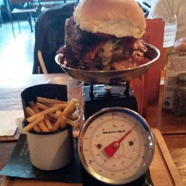7. Бургер на весах, вместо тарелки 🍔