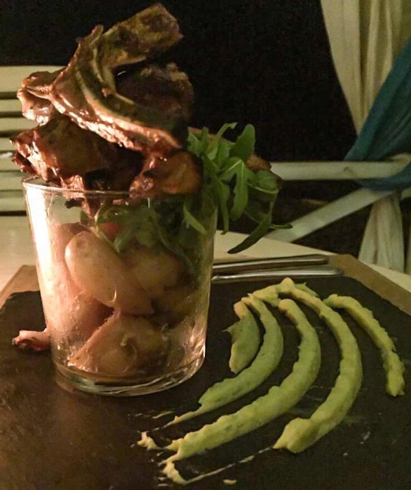 13. Мясо ягненка и картофель, втиснутые в стакан...