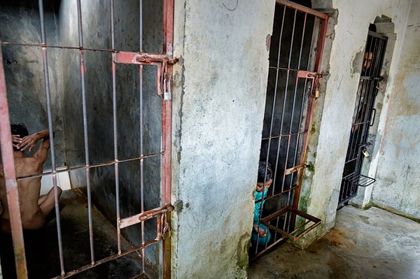 6. Держать пациентов в клетках - обычная практика больницы.