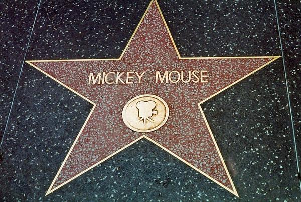 Mickey, Hollywood'un ünlü "Walk of Fame"inde yer alan ilk çizgi karakter olur