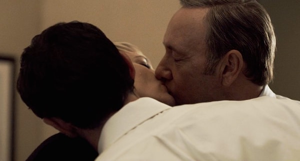 2. Секс втроем во втором сезоне сериала "Карточный домик"