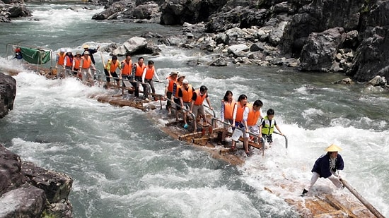 Bu Japonların Her Şeyi Bir Garip: Kereste Bloklar Üzerinde Rafting Yapan Çılgın İnsanlar