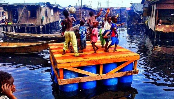 Makoko halkının su üzerindeki, yerel mimari ile yapılmış evleri...