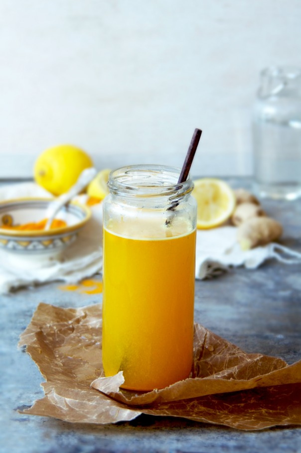 фруктовые и овощные соки. здоровые напитки. стол с напитками. коктейли. напитки на обед.