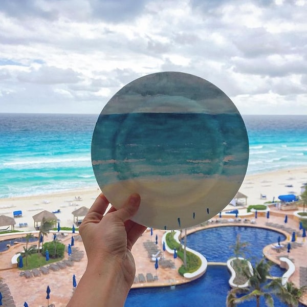 7. И даже в таком желанном отпуске, она не прекращала совмещать реальные пейзажи с пейзажами на своих тарелочках.