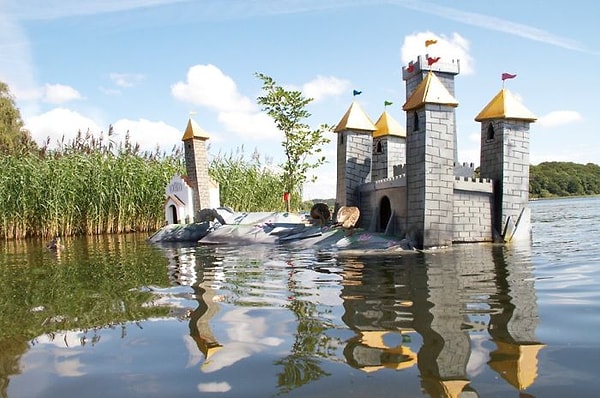 10. А еще он сделал целый замок для уточек