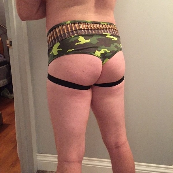3. Дальше парень нацепил «военные» труселя 💣 Сидели они отвратительно. Но…эксперимент есть эксперимент, и герой-любовник поплелся сдаваться девушке.