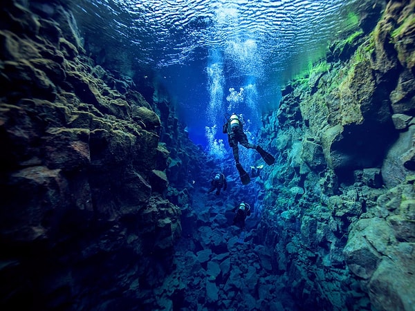 5. Рифт Сильфра находится в Национальном парке Тингведлир в Исландии, и это единственное место на Земле, где можно проплыть между двумя континентами. Разлом настолько узок, что плывя там прикасаешься одновременно к шельфам Европы и Северной Америки.