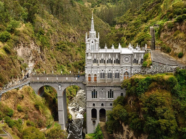 Церковь Лас-Лахас - великолепный образец неоготической архитектуры, представленный на границе Колумбии и Эквадора. Церковь возвышается на 45 метров над рекой.