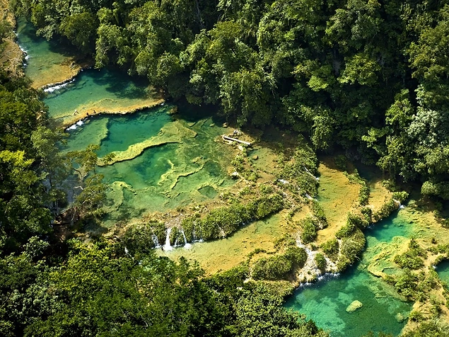 Семук Чампей в Гватемале - рай для тех, кто любит полюбоваться на бирюзовые воды, скрытые в очаровательном пейзаже.