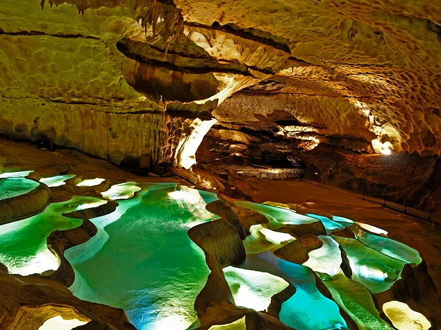 Гроты Сен-Марсель во Франции представляют собой развитую систему пещер со множеством водоемов.