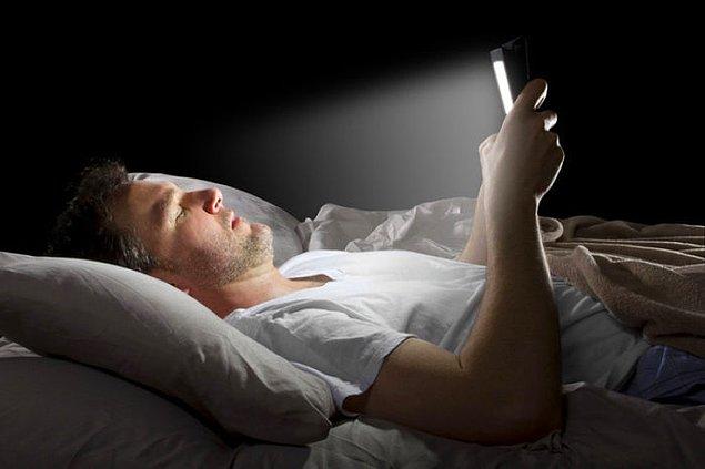6. Ekranlardan yayılan mavi ışınlar uyku problemlerine neden oluyor.