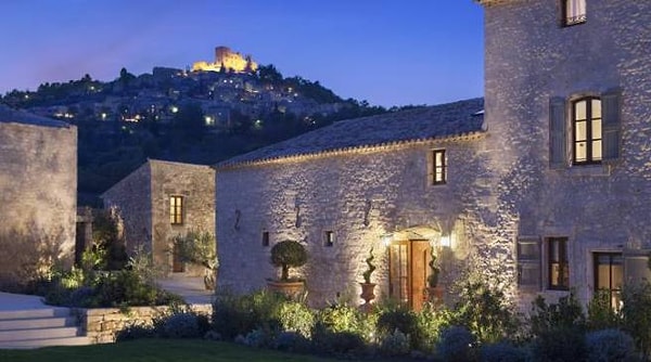 Уже хотя бы потому, что находится оно в коммуне Лакост французского департамента Воклюз региона Прованс-Альпы-Лазурный берег.