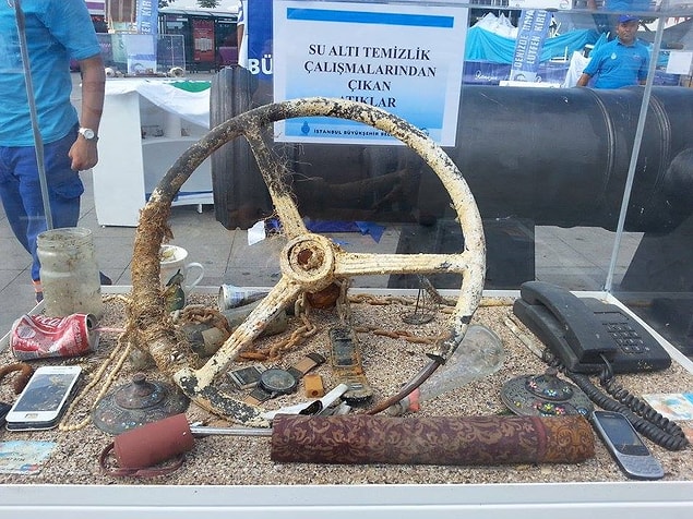Elbette el çöplerini denize atanları normal karşılamıyoruz.