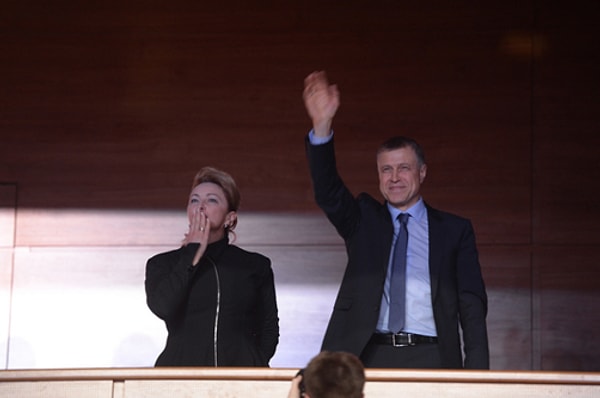 5. А причиной явилось присутствие родителей певца, пришедших поддержать сына, в зрительном зале.