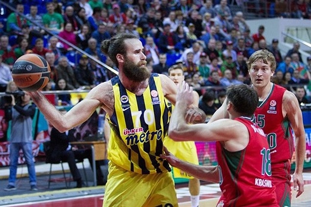 Erkek basketbol takımı tutulamıyor