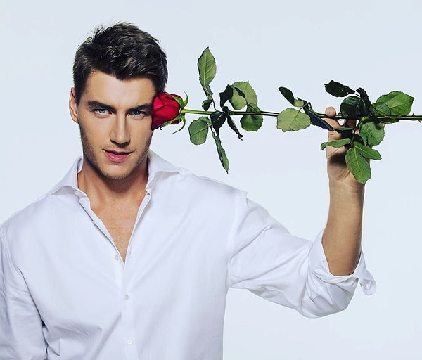 1. Новый сезон уже раскрученного известного шоу «Холостяк» выйдет на экран 12 марта. На сей раз невесты будут бороться за руку и сердце  сексуального певца Алексея Воробьева.