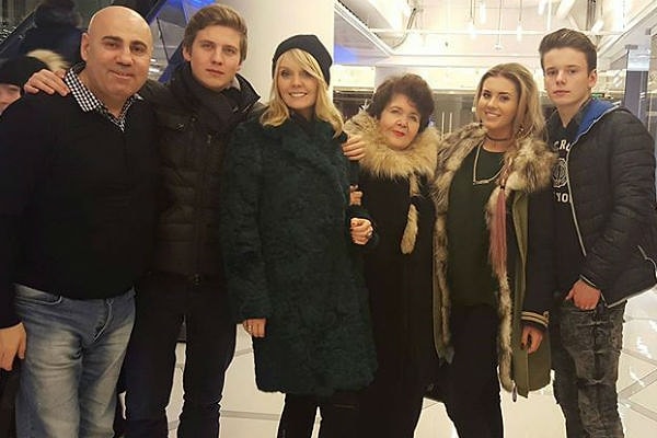 2. Молодой музыкант с семьей