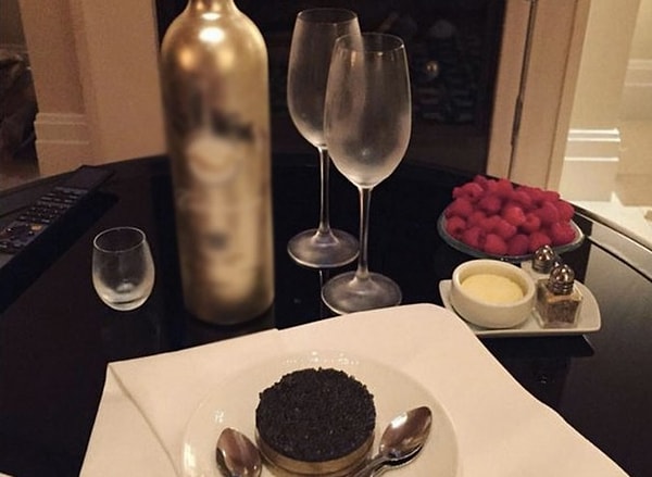 1. Ксения Собчак, небезызвестная скандальная светская львица, выложила в свой Инстаграм фото, чтобы похвастаться перед народом.