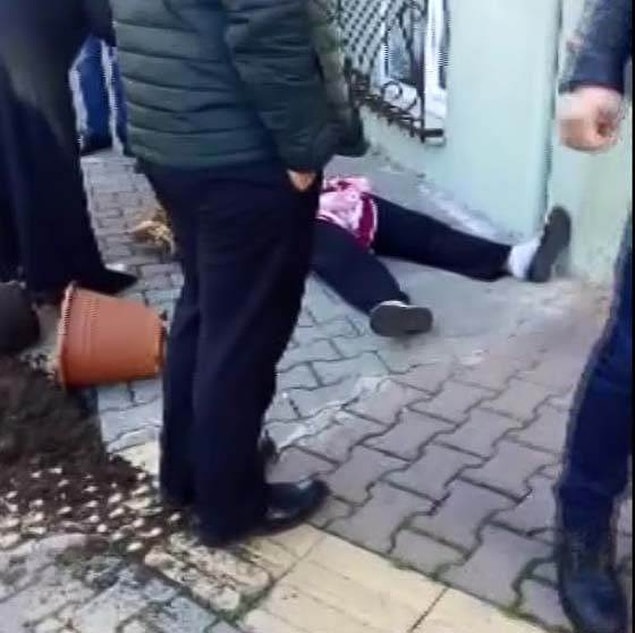 Ölümden, kadınların attığı saksıyla kurtuldu