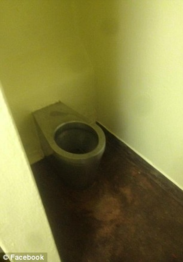 Banyo veya tuvaletin dahil olduğu otel odaları için kullanılan tabir olan "en-suite" özelliğini bu şekilde fotoğrafladı.