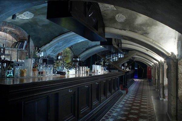 7. Bu bar, Lucky Noodles'ın aksine Moskova gecelerinin yıldızı, ışıl ışıl, popüler bir mekan.