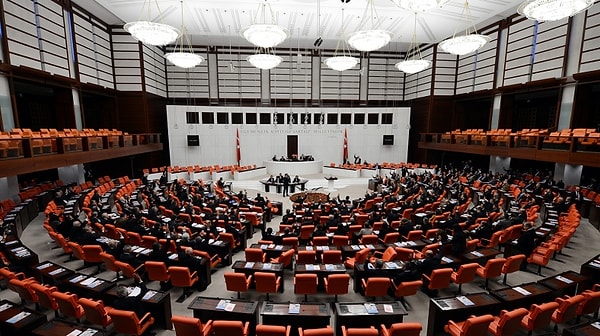 'Parlamento içinde teröre bulaşanlar bedelini ödemelidir'