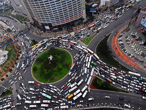 7. Çin'in Xiamen şehrinde, araçlar bir otoyol kavşağında paketlenmiş durumdalar.