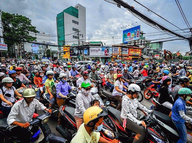9. Vietnam'ın Ho Chi Minh şehrindeki trafik akışında; arabalar ve otobüsler gibi, motosikletler de önemli rol oynuyorlar.