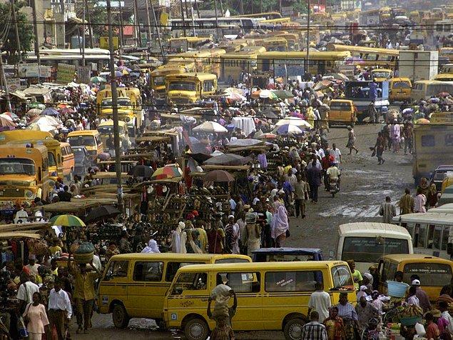 12. Nijerya'nın Lagos şehrindeki Oshodi bölgesinde, yüzlerce arabanın trafikte sıkışmış şekilde kaldığını ve ilerleyemediğini görüyoruz.