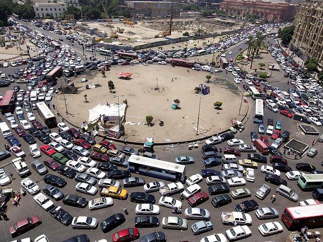19. Kahire'nin Tahrir Meydanı'ndan bir fotoğraf görüyorsunuz. Şehir, ağır trafik sıkışıklıkları ve uzun beklemeleriyle meşhur.