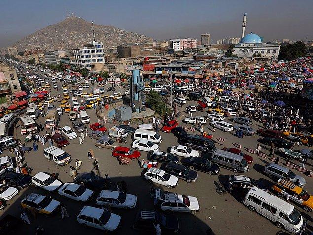 20. Reuters ajansına göre; Afganistan'ın Kabul şehrinde, arabalar ve otobüsler sürekli yolları tıkıyor.