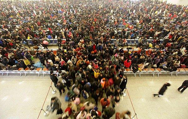 21. Çin'in Wuhan şehrinin Hankou Tren İstasyonu'nda insanlar, oldukça kalabalık sıralar oluşturuyorlar.