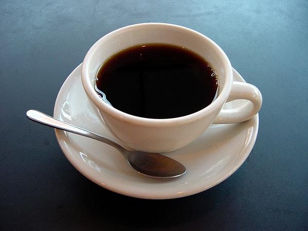 Kafeinsiz kahve doğal olarak daha az kafein içerir ve uyarıcının daha yüksek seviyelerde gastrik asit üretimine katkıda bulunduğu kanıtlandığından, bir fincan kafeinsiz kahvenin daha düşük miktarlarda gastrointestinal sıvıya yol açabileceği sonucuna varılır.