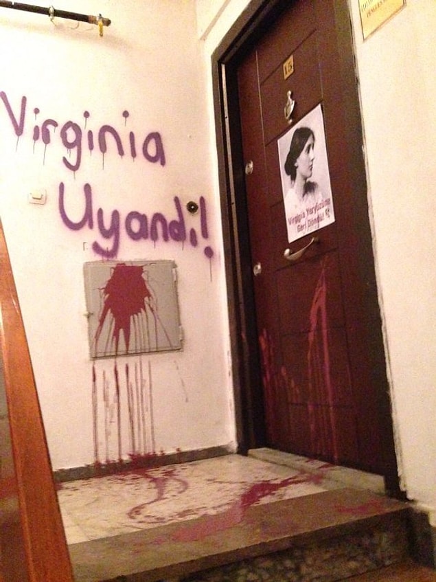 İthaki Yayınevi'nin Kadıköy'deki ofisine "Virginia Uyandı" yazılarak protesto edildi