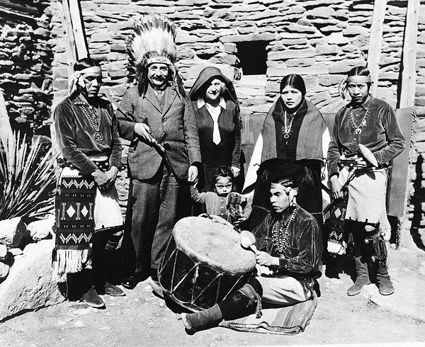 24. Eşi Elsa ile gittiği Büyük Kanyon'da Albert Einstein'ın bir Kızılderili başlığı ile pozu, 1931.