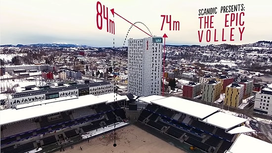 74 Metrelik Otel Çatısından Sahaya Orta Açan Futbolcular