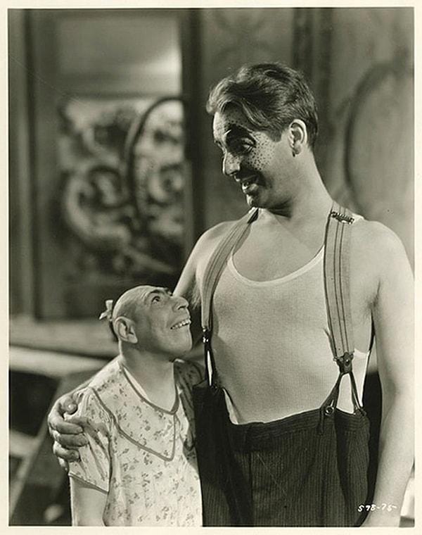 16. Schlitzie ve Wallace Ford