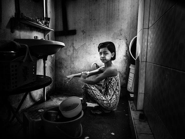 25. Myanmar – Banyodaki Küçük Kız, Linda De’nobili, İtalya (Belgesel ve Sokak Kategorisi Birinciliği, İkinci Yarı)