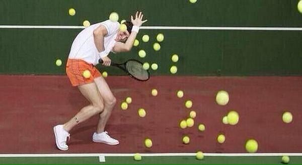 1. Складывается ощущение, что одно накладывается на другое.