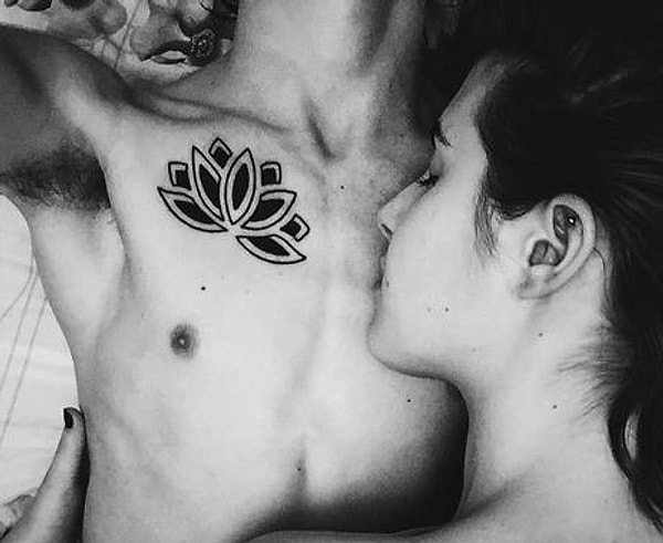 2. Его (торс, собственно говоря, а не парня целиком) можно увидеть на многих фото в аккаунте девушки 👀