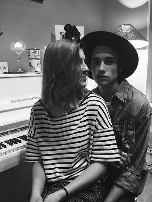 3. Под каждым таким несколько откровенно снимком стоит нежная подпись «Я тебя люблю» 😘