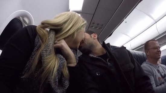 Hamile Olduğunu Eşine Uçak Anonsu ile Duyuran Kadın